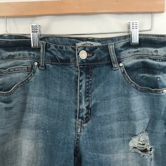 Distressed Skinny Jeans - Picture 3 of 4